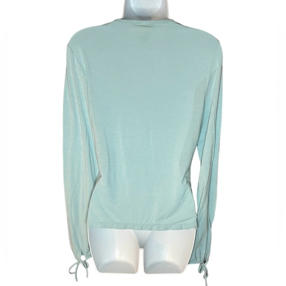 **CLEARANCE** OLD NAVY - Women’s V-Neck Shirt - Picture 2 of 3